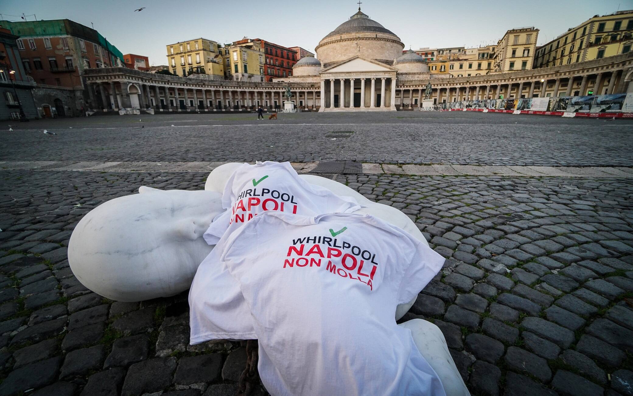'Look down', il bimbo in catene di Jago in piazza del Plebiscito a Napoli, da oggi, ha una maglietta: è' quella degli operai della Whirlpool di Napoli, che hanno vestito la statua in marmo, installata in piazza qualche giorno fa, 08 novembre 2020
ANSA/CESARE ABBATE
