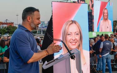 Santiago Abascal, leader di Vox, mostra un'immagine di Giorgia Meloni durante un comizio nel 2023