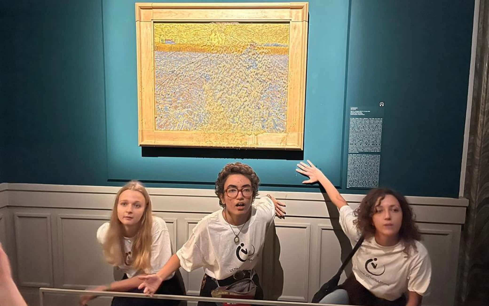 Attacco di alcuni attivisti stamattina a Roma a Palazzo Bonaparte al Seminatore di Van Gogh con minestra di verdura, Roma, 4 Novembre 2022. ANSA