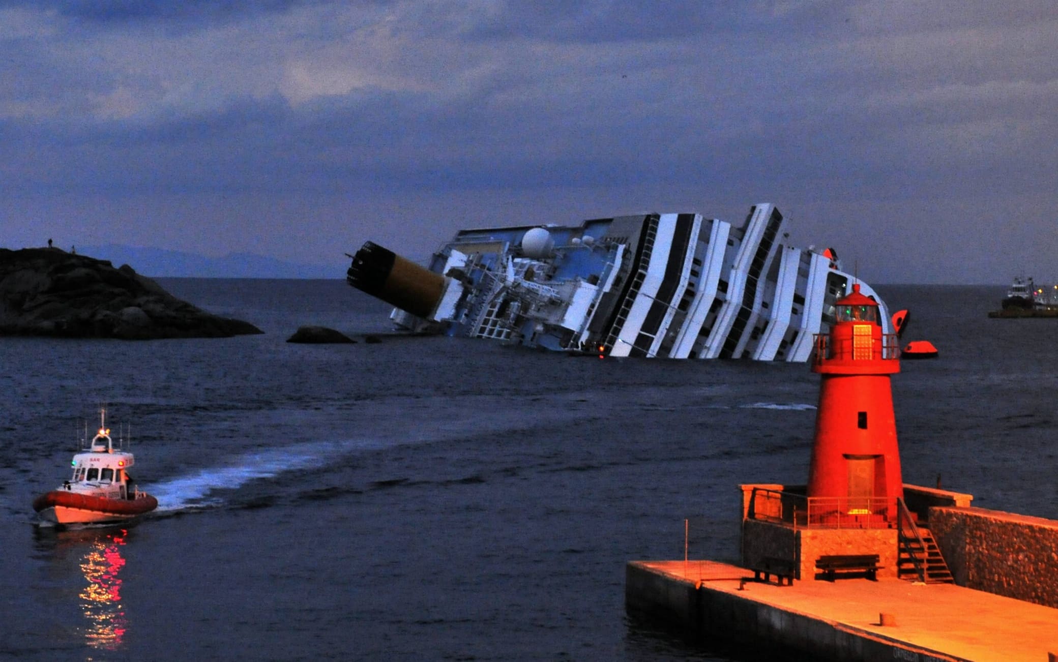Costa Concordia inclinata