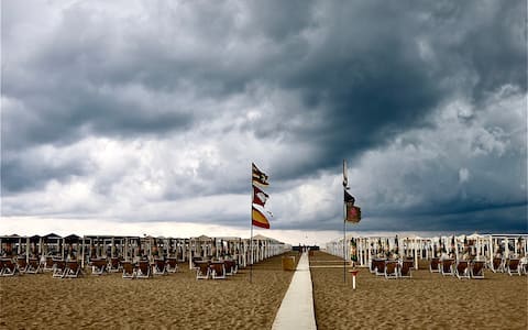 IPA88311502 - Viareggio tromba d’aria si abbatte sulla Versilia