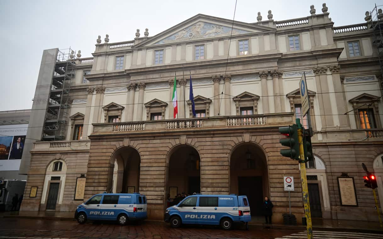 Ucraina, flash mob di +Europa alla prima del Teatro alla Scala a Milano Ucraina, flash mob di +Europa alla prima del Teatro alla Scala a Milano