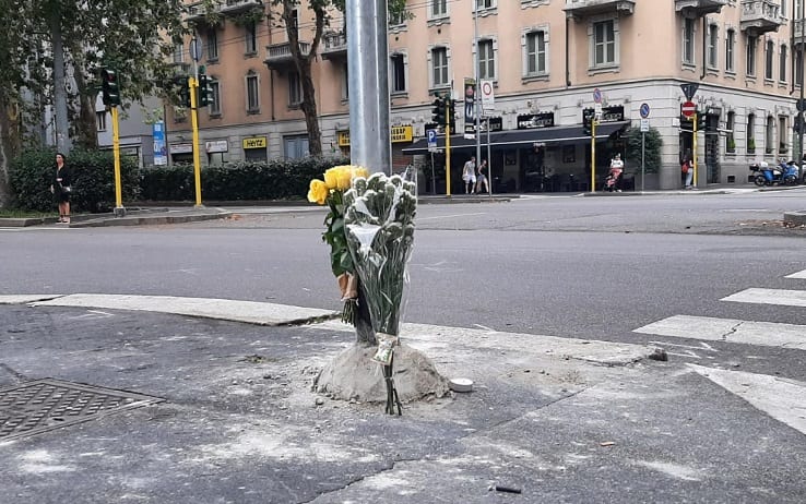 Mazzi di fiori sul palo dove è rimasto schiacciato il 18enne morto a Milano, 02 agosto 2023. La corsa disperata al Pronto soccorso e un'operazione chirurgica d'urgenza. Poi la fine delle speranze. Karl Nasr, 18enne libanese investito ieri a Milano mentre passeggiava sul marciapiede insieme ai genitori, non ce l'ha fatta ed è morto stamattina all'ospedale Niguarda. Il ragazzo era stato travolto intorno alle 13.30 in viale Umbria da un'Audi, venendo spinto e schiacciato contro a un palo. Subito prima, quella stessa auto si era scontrata con una Renault che stava effettuando un'inversione a U su un tratto di strada in cui vi è l'obbligo di proseguire diritto.
ANSA/FRANCESCA BRUNATI