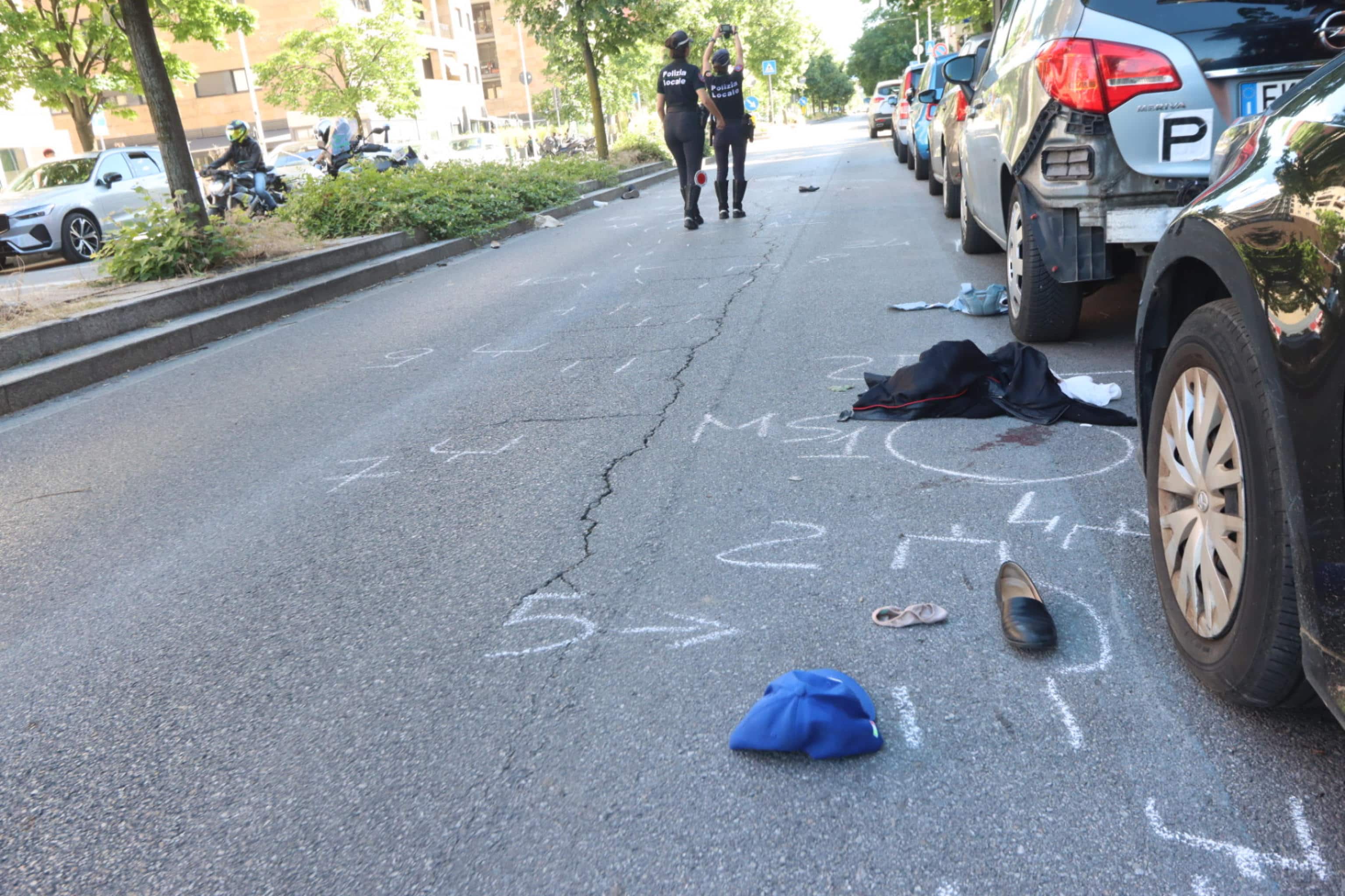 I rilievi a seguito dell'incidente stradale avvenuto in in viale Pirelli, nella zona Bicocca di Milano, dove marito e moglie di 76 e 75 anni sono stati investiti da un'auto mentre attraversavano la strada, Milano, 16 maggio 2026. ANSA/PAOLO SALMOIRAGO