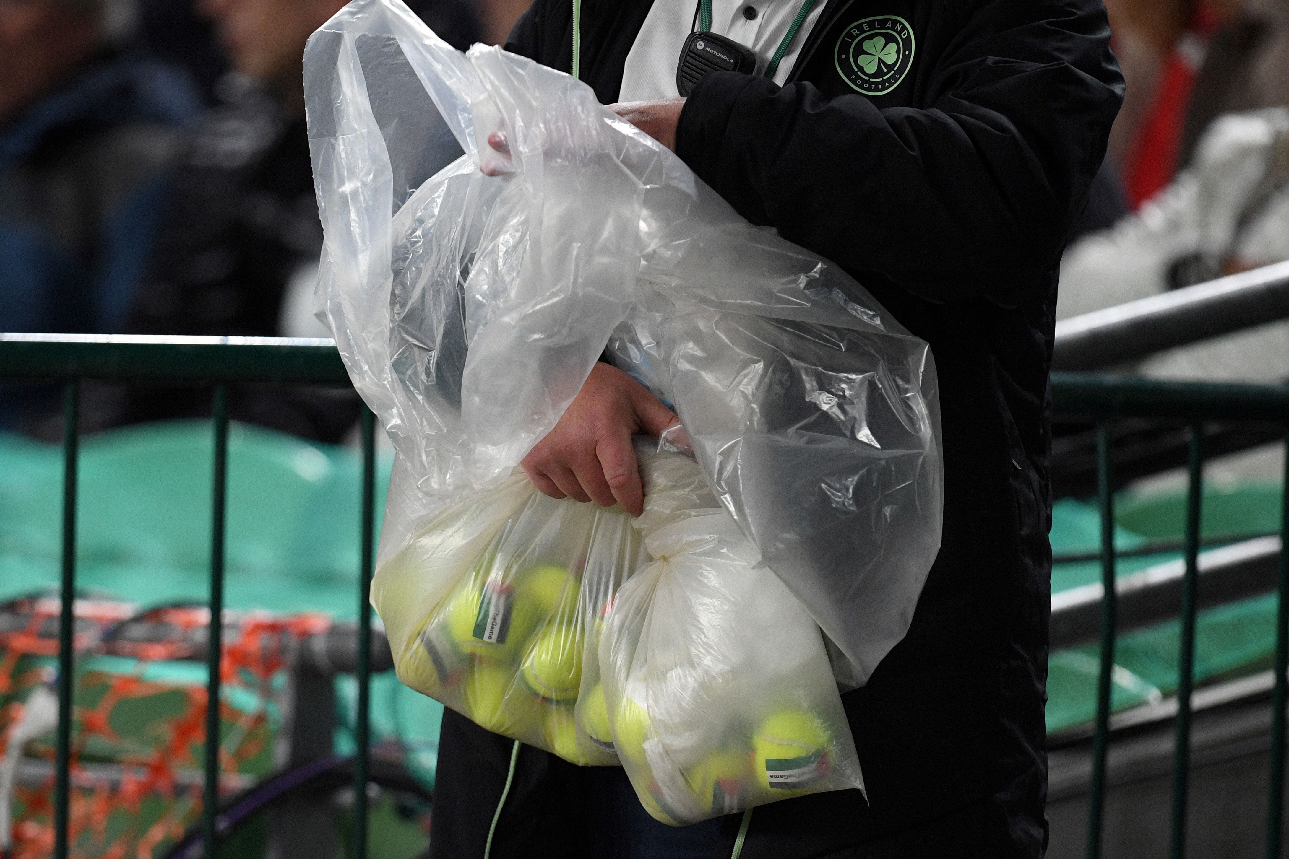 Le palline da tennis con sopra la bandiera palestinese lanciate in campo dai tifosi dell'Irlanda nel corso del match di Nations League contro l'Austria