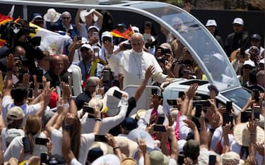epa13032538 Pope Leo XIV arrives at the port of the city of Santa Cruz de Tenerife to chair a mass, Tenerife Island, Canary Islands, Spain, 12 June 2026. The pontiff visits Tenerife on the final day of his trip to Spain after visiting Madrid, Barcelona and Gran Canaria island.  EPA/MIGUEL BARRETO