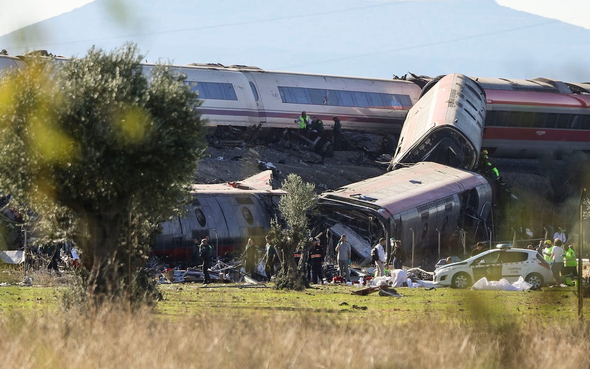Spagna, incidente fra treni: decine di morti. Nove italiani coinvolti, tre disperse - Sky TG24