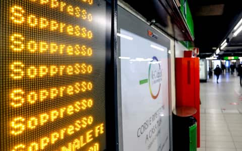 E' cominciato come previsto, a Milano, lo sciopero del trasporto pubblico locale indetto da Cgil Cisl e Uil che si asterranno dal lavoro per quattro ore, dalle 8.45 alle 12.45, Milano, 14 Gennaio 2022. Atm ha confermato che tre linee metropolitane su quattro hanno sospeso il servizio, che riprenderà regolarmente alle 12.45. ANSA/BALTI TOUATI