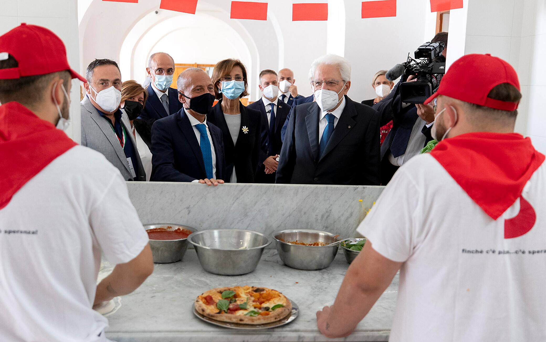 Il presidente della Repubblica Sergio Mattarella in visita al carcere minorile di Nisida,  11 settembre 2021.ANSA/ UFFICIO STAMPA QUIRINALE/ PAOLO GIANDOTTI+++ ANSA PROVIDES ACCESS TO THIS HANDOUT PHOTO TO BE USED SOLELY TO ILLUSTRATE NEWS REPORTING OR COMMENTARY ON THE FACTS OR EVENTS DEPICTED IN THIS IMAGE; NO ARCHIVING; NO LICENSING +++