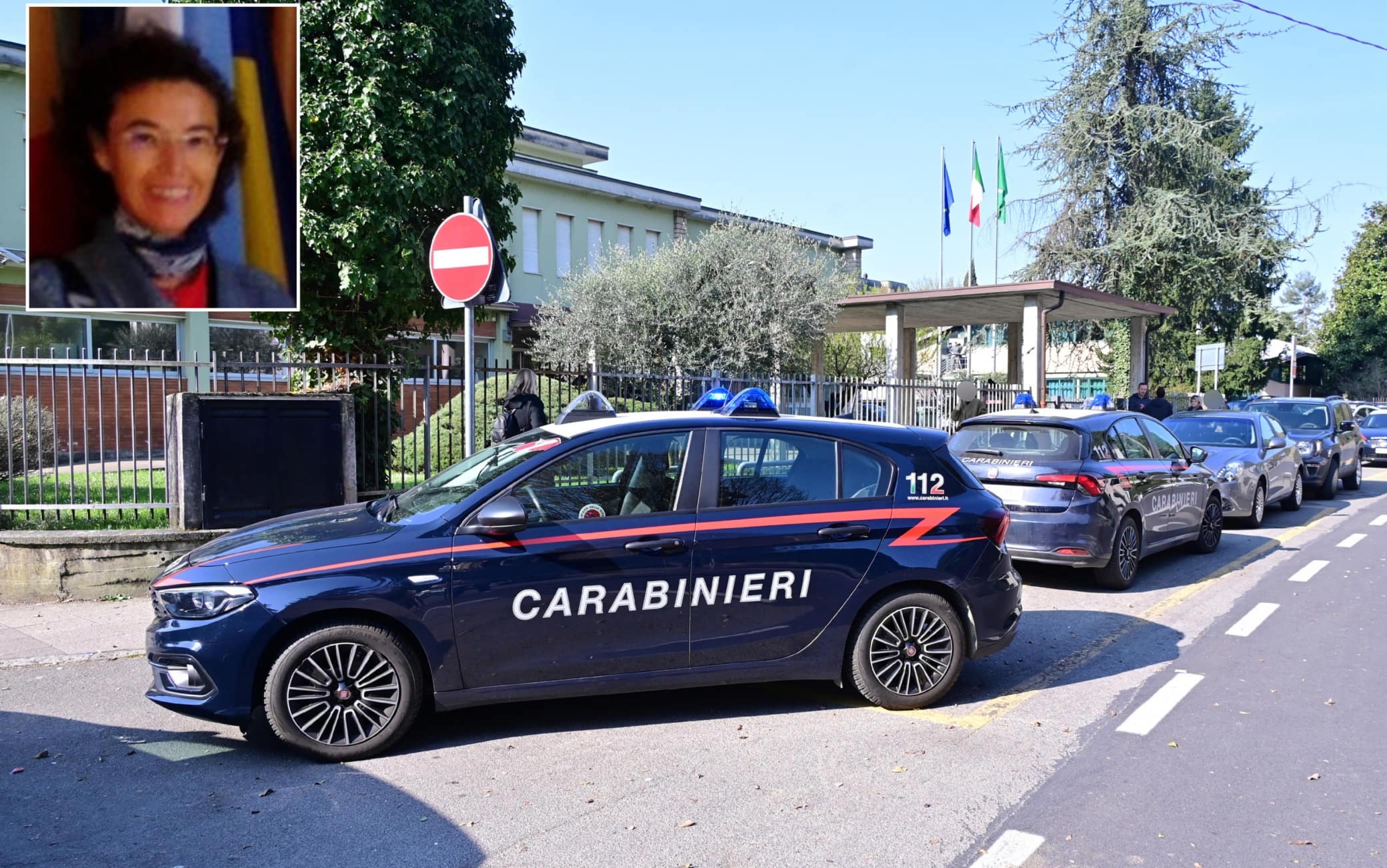 Una insegnante di 57 anni è stata trasportata stamani in condizioni gravi in ospedale a Bergamo dopo essere stata accoltellata da uno studente fuori dall'istituto comprensivo di via Damiano Chiesa di Trescore Balneario (Bergamo), 25 marzo 2026. ANSA/MICHELE MARAVIGLIA
