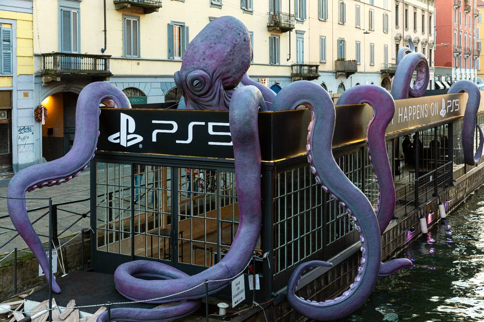 L'installazione It Happens on PS5” sul Naviglio di Milano