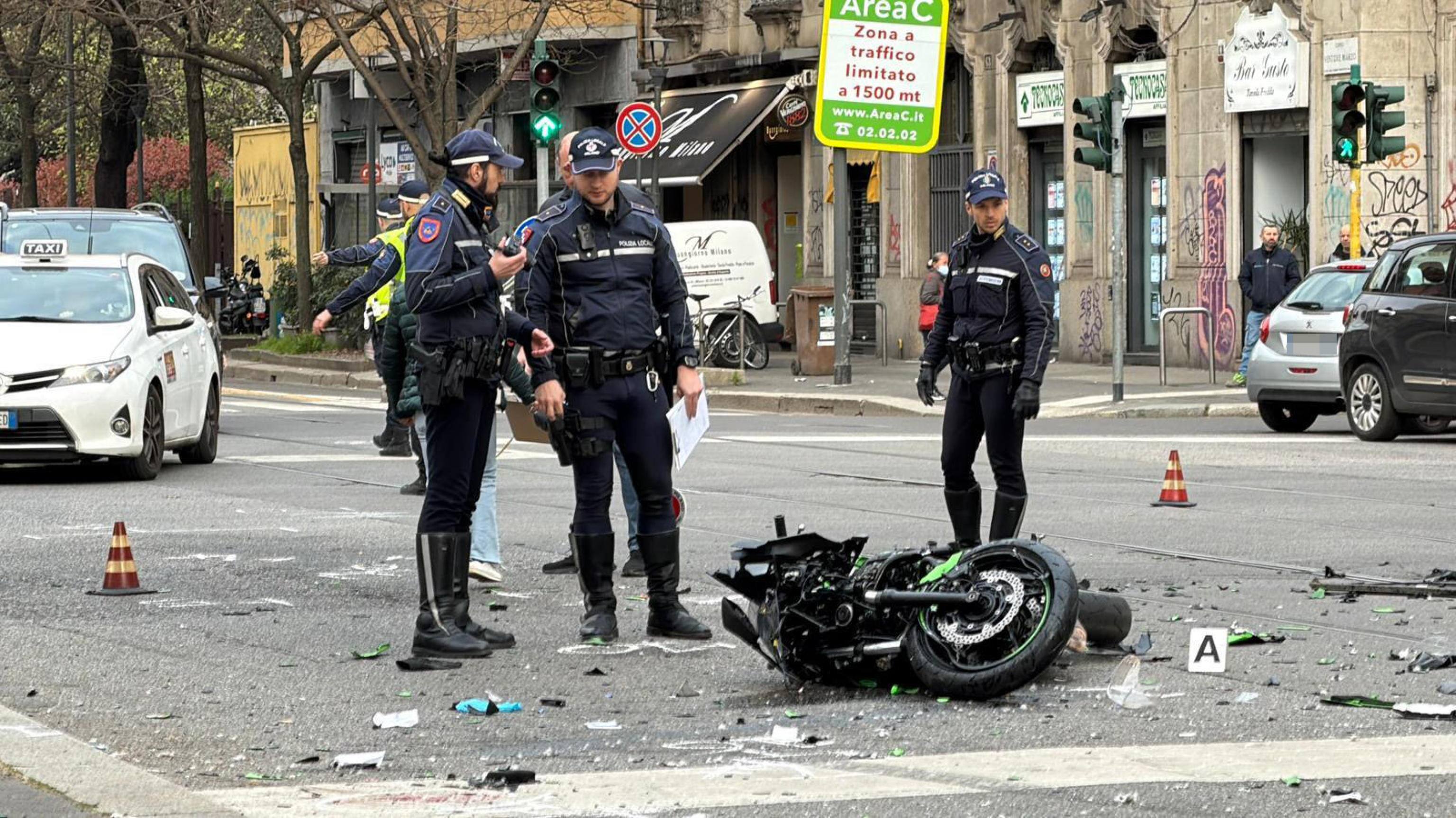 I rilievi in viale Mugello, dove una ragazza di 20 anni e un giovane di 23 sono morti a seguito di un incidente stradale che ha visto coinvolta la motocicletta su cui erano in sella e un'auto, Milano, 21 marzo 2026. 
ANSA/ ANDREA FASANI