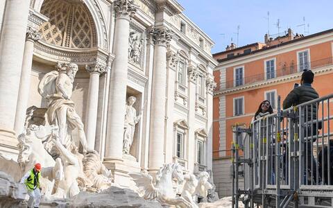 Inaugurata la passerella sulla fontana di Trevi, a dicembre tornerà l ...
