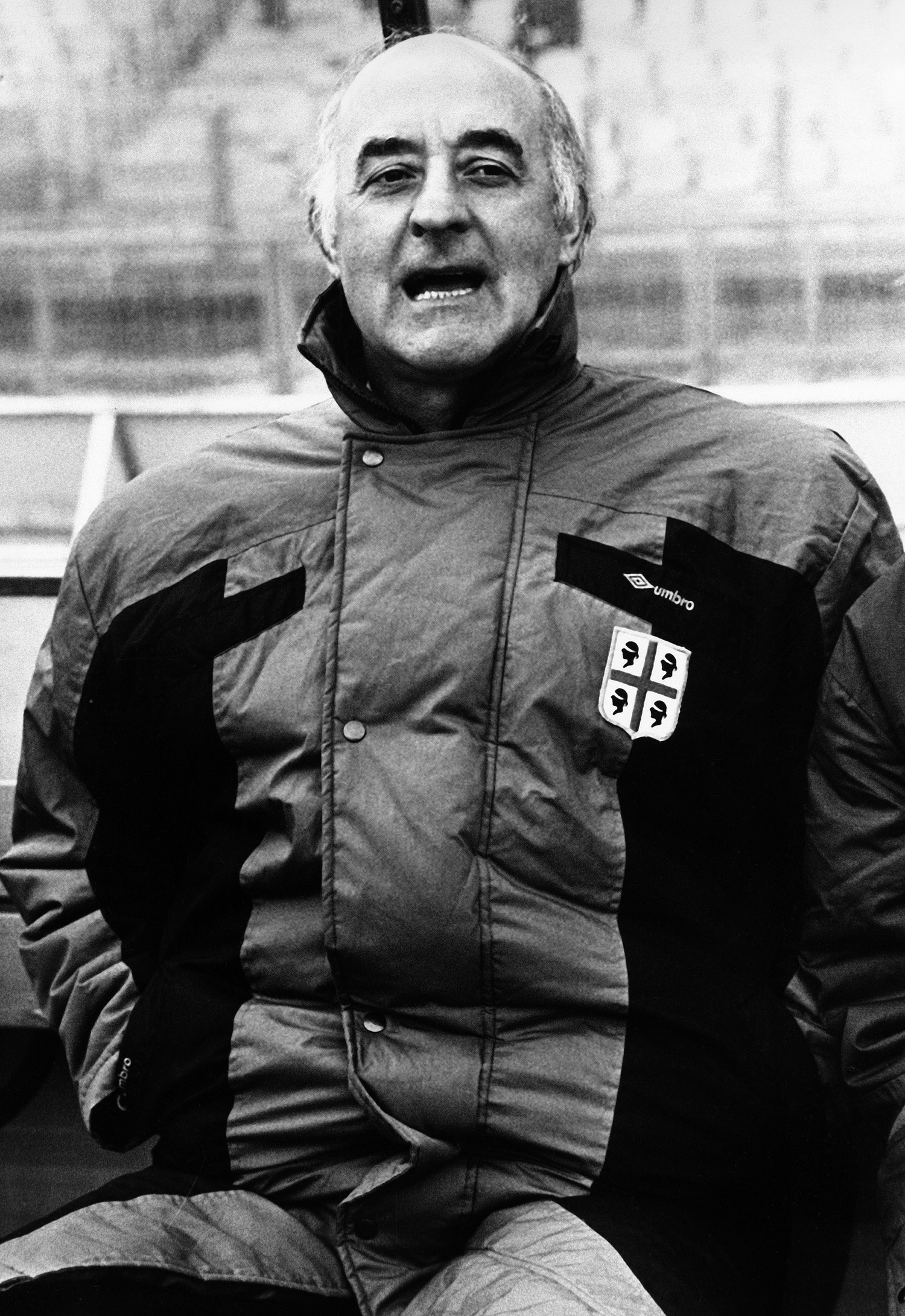 Foto LaPresse Torino/Archivio storicoarchivio storicoSportanni '90Mazzone CarloE' un ex allenatore di calcio ed ex calciatore italiano, di ruolo centro-mediano. È conosciuto con il soprannome di Sor Carletto o Sor Magara a sottolineare la sua caratteristica e spiccata parlata romanesca. Dopo aver giocato nelle giovanili della Roma, esordì in Serie A. L'anno seguente passò, sempre in Serie A, alla SPAL.Come allenatore, il sesto posto del 1993 con i sardi (e conseguente loro qualificazione alla Coppa UEFA gli valse la chiamata alla Roma. I tre anni con i giallorossi gli valsero un settimo e due quinti posti. Durante la sua permanenza a Roma lanciò in prima squadra Francesco Totti di conseguenza tornò a Cagliari nel 1996. Nella sua lunghissima carriera Mazzone ha allenato ininterrottamente per quasi 40 anni e ha stabilito un altro record nella storia del calcio italiano con le sue 1.278 panchine ufficiali.nella foto: MazzoneBusta N. 7995Photo LaPresse Turin/Archives historicalSport90'sMazzone Carloin the photo: Mazzone