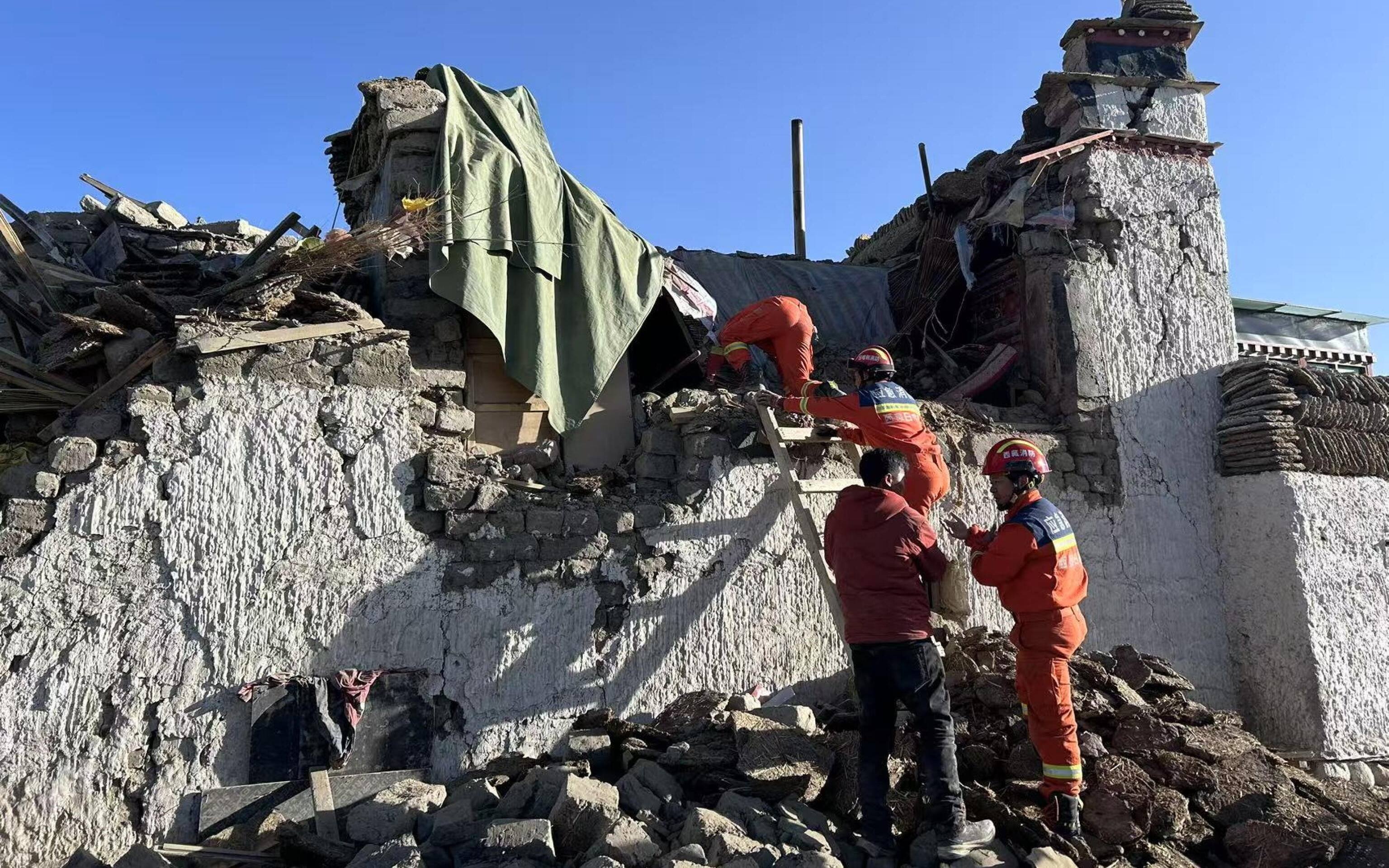 epa11810757 Rescuers work in an earthquake-affected area in Changsuo Township of Dingri in Xigaze, southwest China's Xizang Autonomous Region, 07 January 2025. Thirty-two people have been confirmed dead and 38 injured during the 6.8-magnitude earthquake that jolted Dingri County in the city of Xigaze in Xizang Autonomous Region at 9:05 a.m. (Beijing Time) on January 7, according to regional disaster relief headquarters.  EPA/XINHUA / Jigme Dorje CHINA OUT / UK AND IRELAND OUT  /       MANDATORY CREDIT EDITORIAL USE ONLY