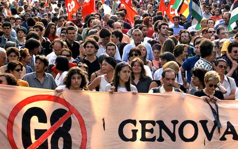 MI-6- 23/7/01- MILANO- CRO- Manifestanti anti globalizzazione sfilano per le strade di Milano.DAL ZENNARO/ANSA