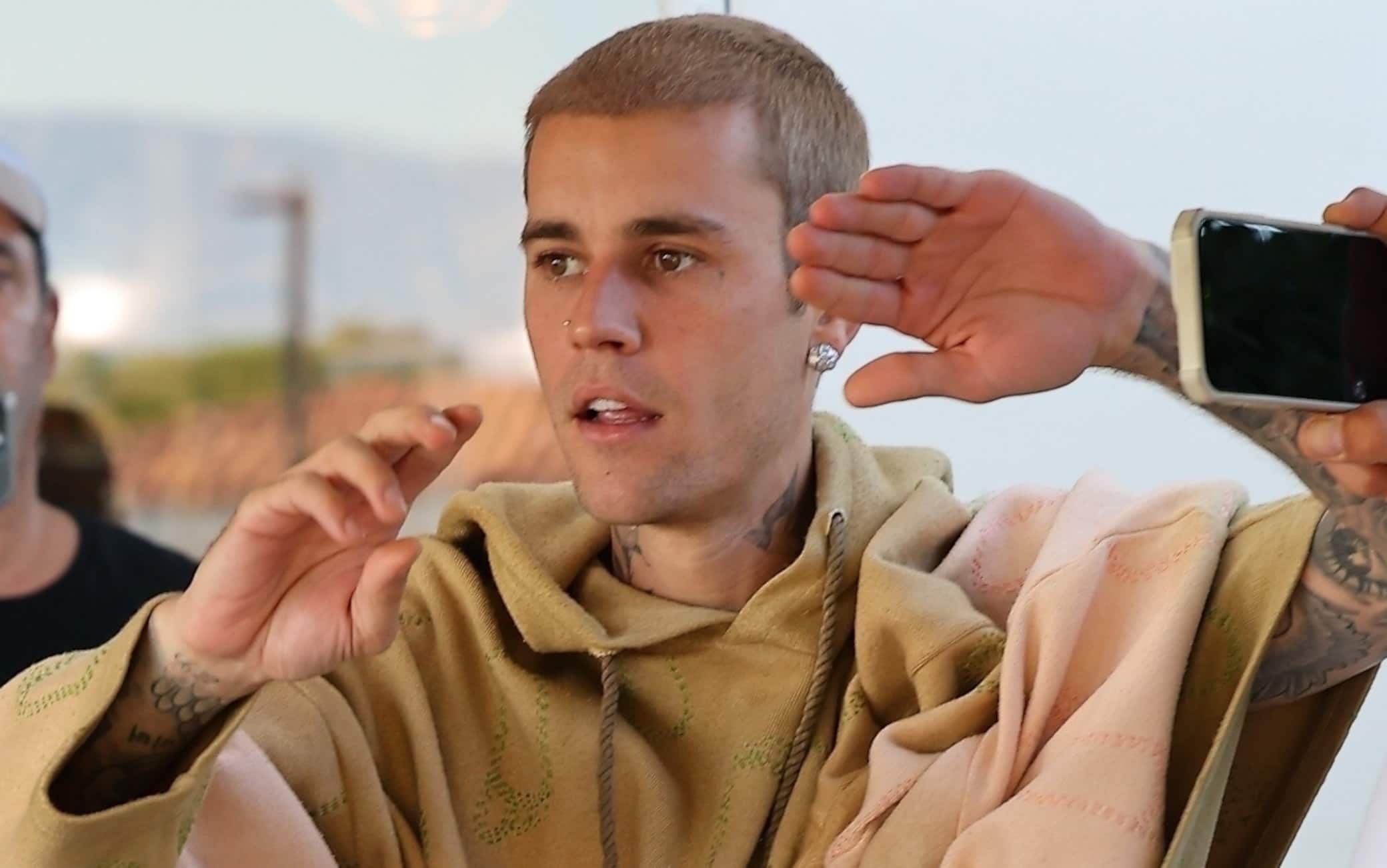 Palm Spring, CA  - Justin Bieber displays his tattooed body as he steps out for coffee with friends in Palm Springs.

Pictured: Justin Bieber

BACKGRID USA 9 APRIL 2025 

USA: +1 310 798 9111 / usasales@backgrid.com

UK: +44 208 344 2007 / uksales@backgrid.com

*UK Clients - Pictures Containing Children
Please Pixelate Face Prior To Publication*