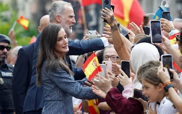 epaselect epa13300099 Spain's King Felipe VI (L) and Queen Letizia (R) greet the crowd waiting at the Town Hall as they arrive in Ceuta, Spain, 13 October 2026. This is the Spanish royal couple's first visit to Spain's North African enclaves, Ceuta and Melilla.  EPA/CHEMA MOYA