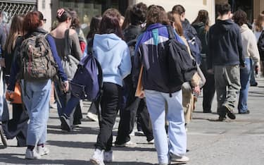 Molti ragazzi scuola primaria e secondaria in visita culturale a Bergamo, però l'anno scolastico 2023/2024 in Italia segnala una diminuzione di circa 130 mila studenti e 5 mila classi.