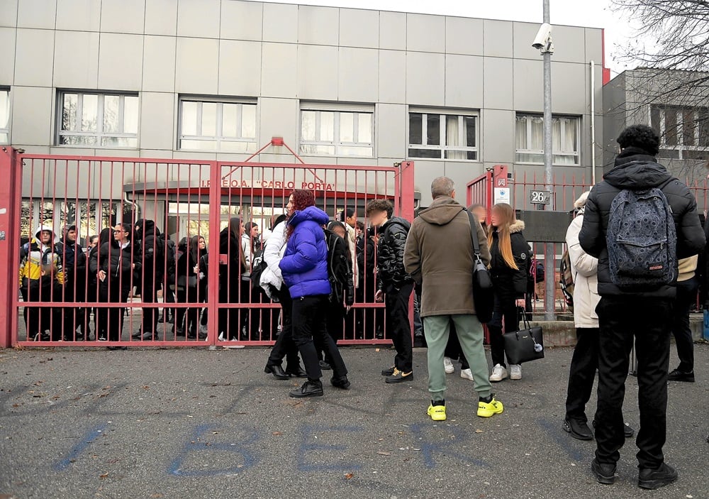 Milano, Istituto Alberghiero Carlo Porta, in Via Uruguay nei giorni scorsi ci sono state proteste da parte degli studenti, in sciopero per l aumento del contributo  volontario  (Milano - 2025-01-10, Maurizio Maule) p.s. la foto e' utilizzabile nel rispetto del contesto in cui e' stata scattata, e senza intento diffamatorio del decoro delle persone rappresentate