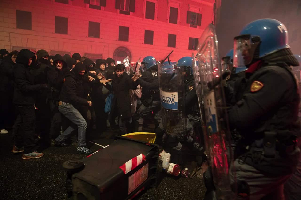 Scontri tra manifestanti e forze dell'ordine durante la manifestazione per Ramy Elgaml, nel quartiere di San Lorenzo, Roma, 11 gennaio 2025. ANSA/ANGELO CARCONI