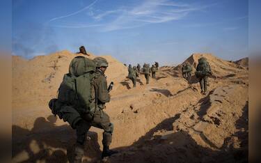 Aerei israeliani hanno colpito la scorsa notte la casa a Gaza di Ismail Haniyeh, capo dell'Ufficio politico di Hamas. Lo ha fatto sapere l'esercito, secondo cui la casa "era usata come infrastruttura del terrore e spesso ha ospitato riunioni dei leader di Hamas per dirigere atti terroristici contro civili e militari israeliani". L'esercito ha aggiunto che nella presa del campo profughi di Shati i soldati hanno localizzato e distrutto un deposito di armi della forza navale di Hamas "contenente attrezzatura subacquea, ordigni esplosivi e armi". +++ ISRAEL DEFENSE FORCES +++ NPK +++