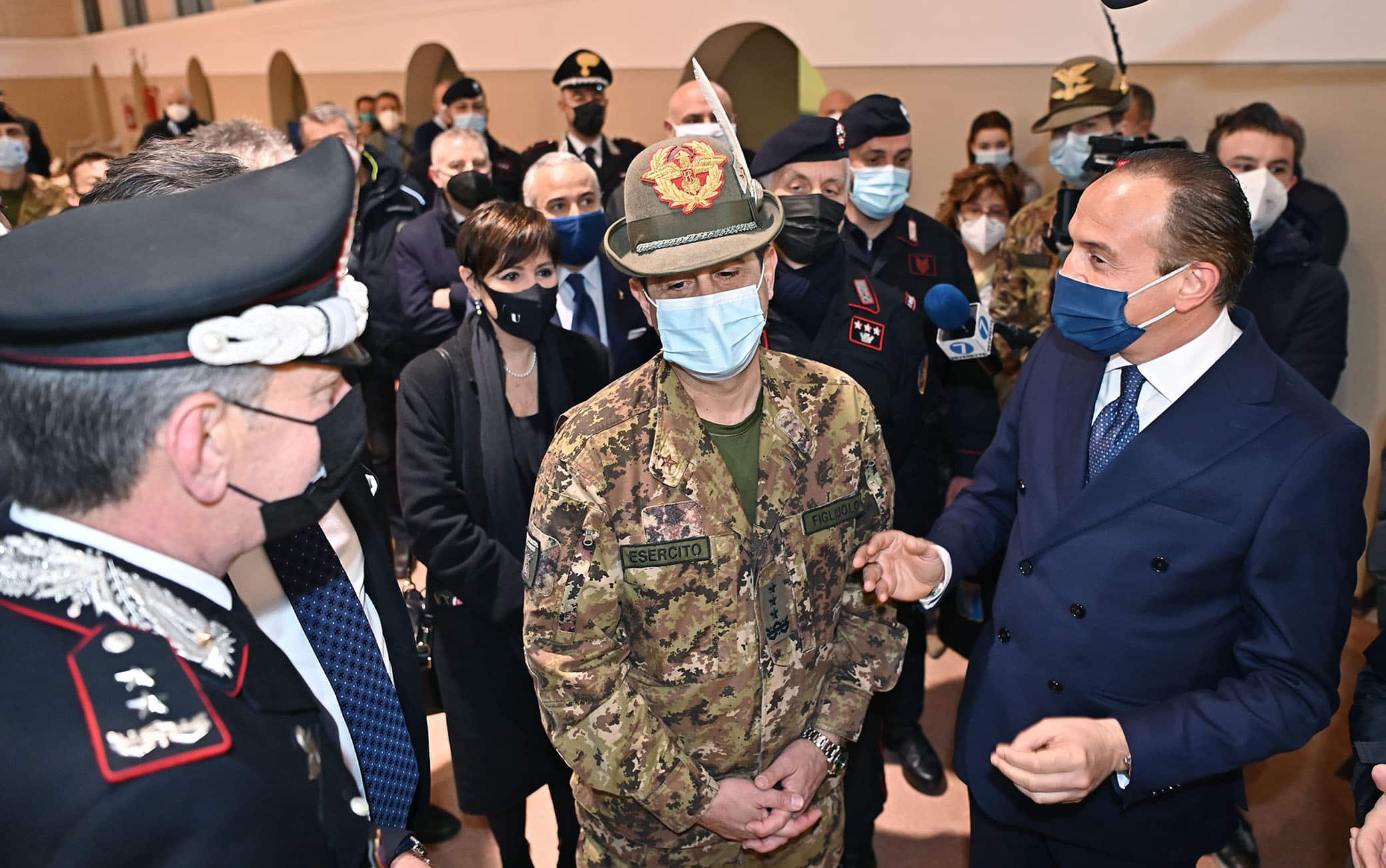 Alberto Cirio presidente della regione Piemonte, il generale Francesco Figliuolo commissario straordinario per l’emergenza Covid-19 ed il generale Aldo Iacobelli durante la visita il Centro Vaccinale del Primo Reggimento Carabinieri "Piemonte", a Moncalieri (Torino), 15 aprile 2021 ANSA/ALESSANDRO DI MARCO