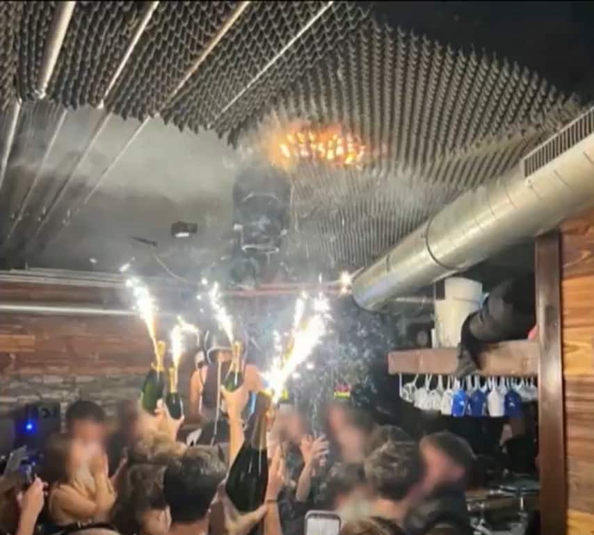 Il momento in cui scoppia l'incendio al Le Constellation