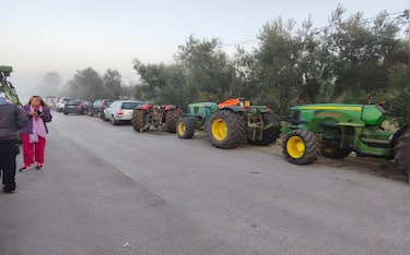 Un corteo di decine di trattori e tir ha attraversato all'alba le strade alla periferia di Bitonto, per arrivare al presidio di protesta contro il caro carburante. Bari, 20 ottobre 2026 ANSA/ORGANIZZATORI PROTESTA