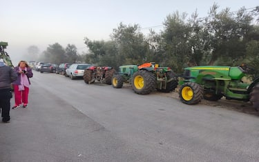 Un corteo di decine di trattori e tir ha attraversato all'alba le strade alla periferia di Bitonto, per arrivare al presidio di protesta contro il caro carburante. Bari, 20 ottobre 2026 ANSA/ORGANIZZATORI PROTESTA