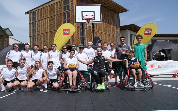 Il campetto da basket in via Lessona a Quarto Oggiaro