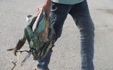 Uno zainetto recuperato dalle macerie dopo l'attacco