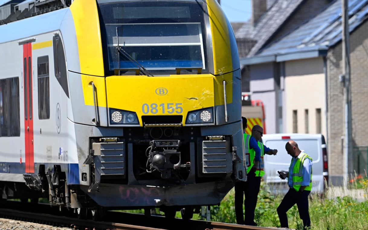 Scontro tra scuolabus e treno in Belgio, le immagini dell'incidente ...