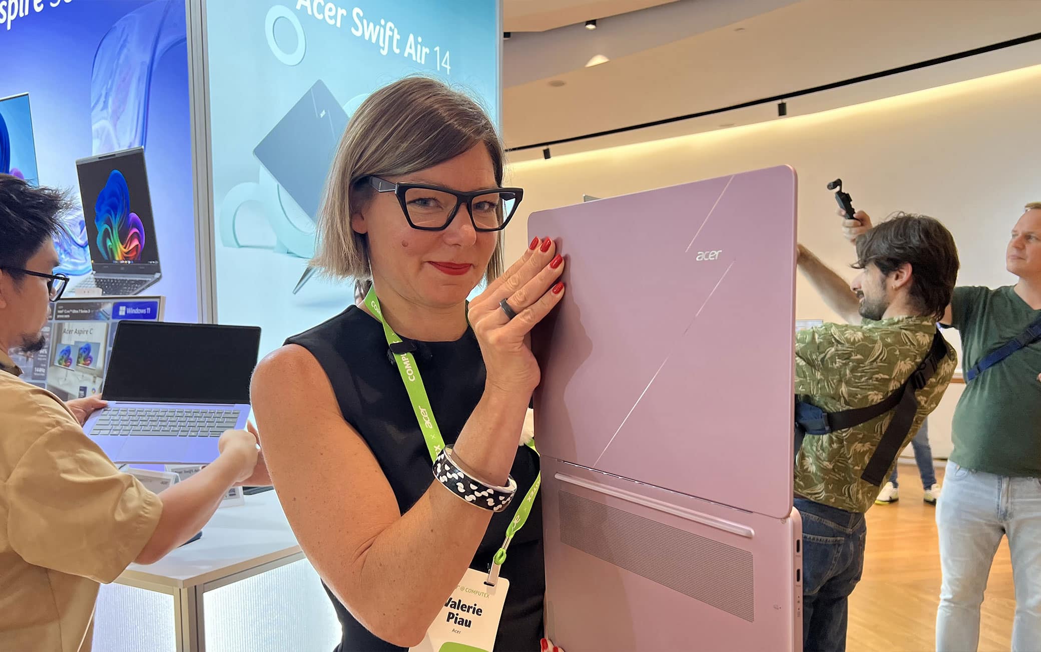 Valerie Piau di Acer ci mostra Swift Air 14 rosa