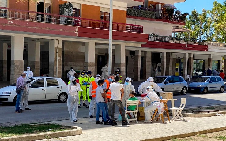 I controlli di operatori sanitari ed agenti di Polizia e le proteste dei residenti  nella zona rossa in vigore, dopo i casi riscontrati di contagio da coronavirus, all'esterno dei palazzi cosiddetti 'Ex Cirio' di Mondragone (Caserta), 24 giugno 2020.
ANSA