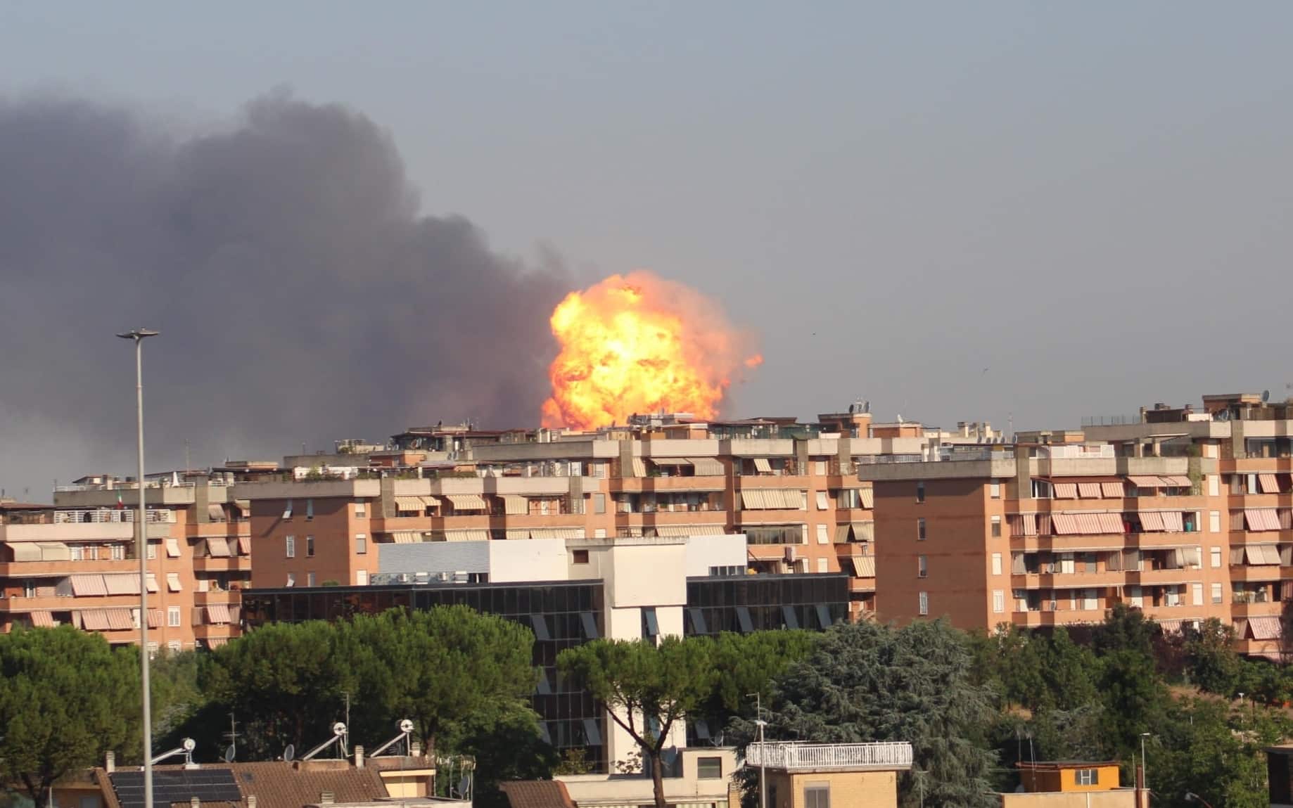 Esplosione ad un distributore di benzina in via dei Gordiani, al Prenestino, che ha ha provocato un forte boato sentito in molti quartieri della Capitale,  Roma, 04 luglio 2025. ANSA/Flavio Fusconi