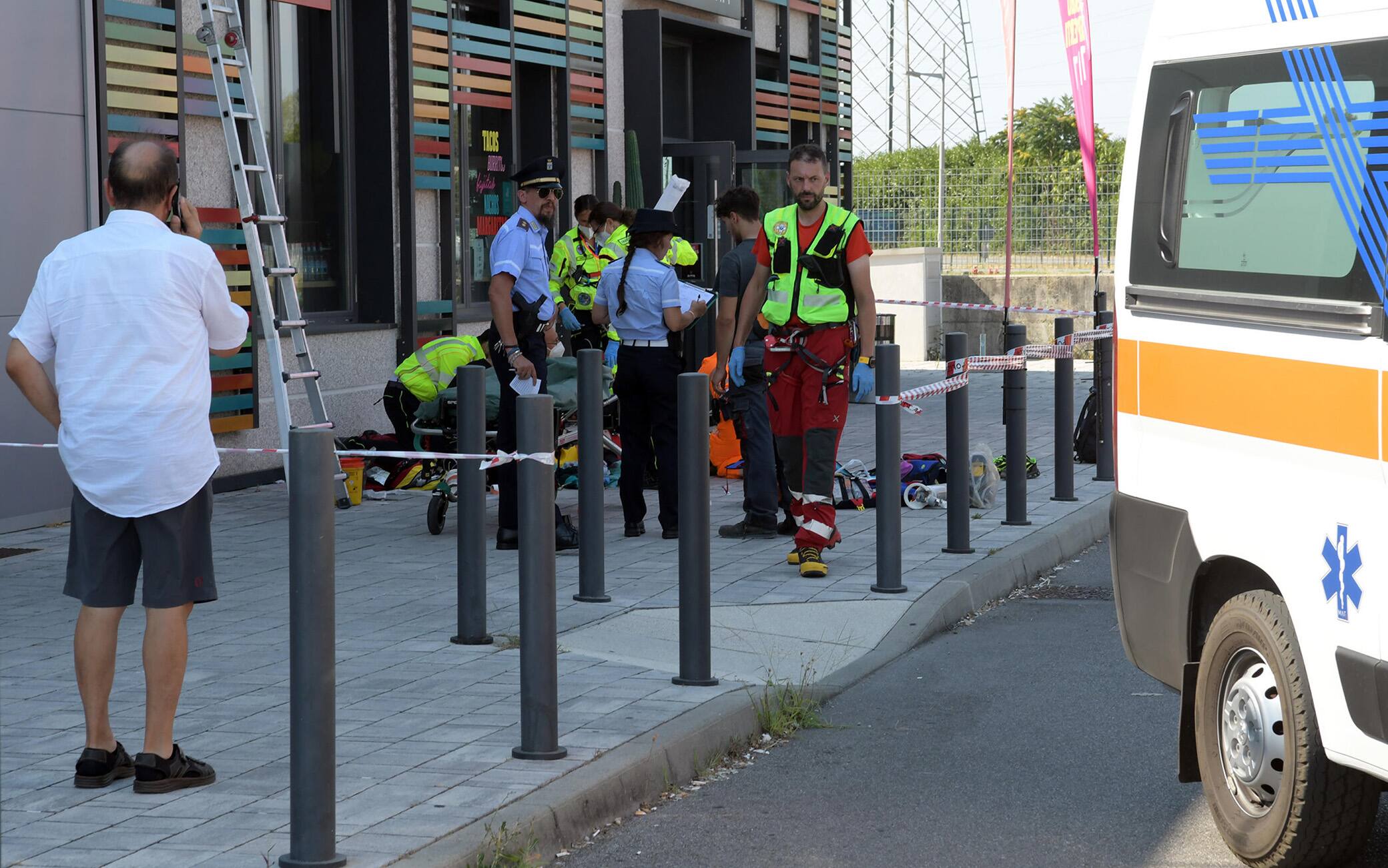 Un uomo è stato soccorso e trasportato in ospedale in codice rosso in elisoccorso a causa di un infortunio sul lavoro dopo essere caduto da una scala in via Giordano Colombo a Cernusco sul Naviglio, 22 Luglio 2022. ANSA/ANDREA CANALI