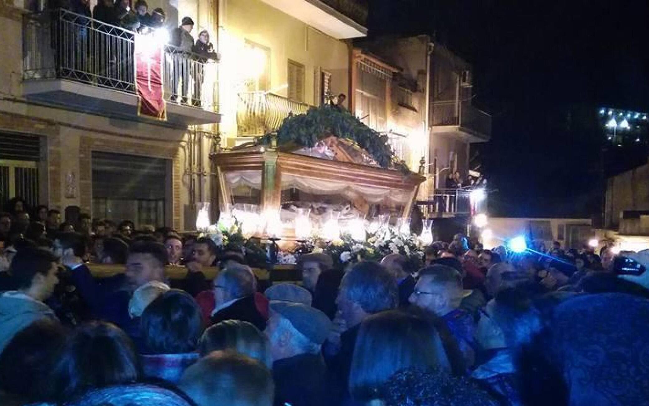 Un momento della processione del Venerdi' Santo a San Michele di Ganzaria del 25 marzo 2016. La processione fu deviata per rendere omaggio al boss Francesco 'Ciccio' La Rocca, detenuto in regime di 41 bis.ANSA