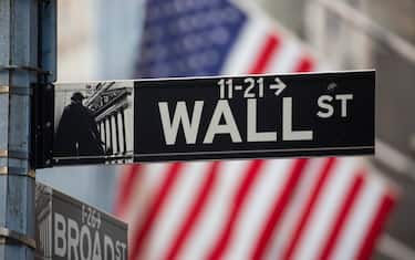 (220119) -- NEW YORK, Jan. 19, 2022 (Xinhua) -- A Wall Street sign is seen in front of the New York Stock Exchange (NYSE) in New York, the United States, on Jan. 18, 2022. U.S. stocks plunged on Tuesday amid heavy selling in the tech and financial sectors.   The Dow Jones Industrial Average dropped 543.34 points, or 1.51 percent, to 35,368.47. The S&P 500 fell 85.74 points, or 1.84 percent, to 4,577.11. The Nasdaq Composite Index decreased 386.86 points, or 2.60 percent, to 14,506.90. (Xinhua/Michael Nagle) - Wang Ying -//CHINENOUVELLE_0920036/2201191129/Credit:CHINE NOUVELLE/SIPA/2201191135