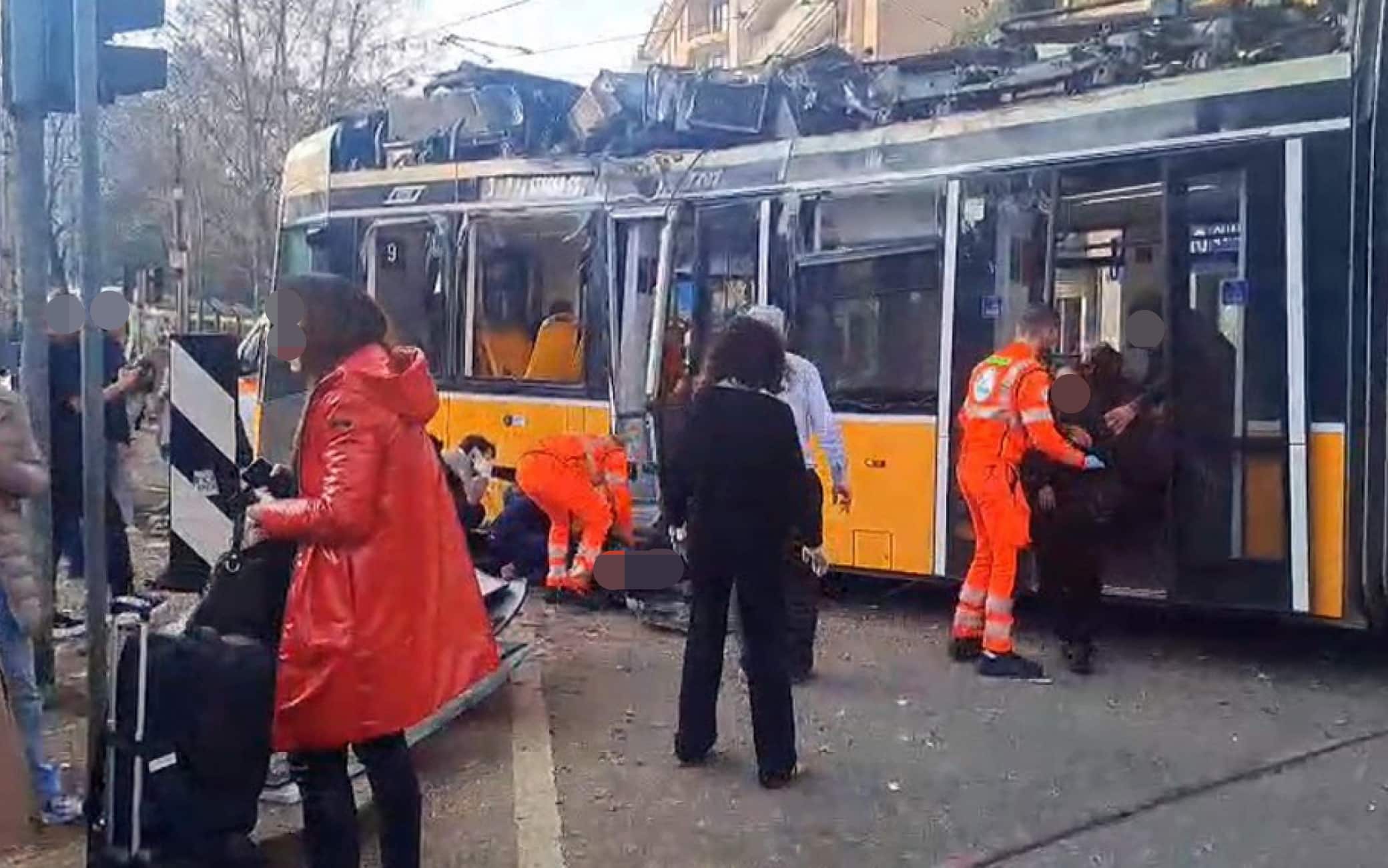 Il tram 9 che è deragliato a Milano