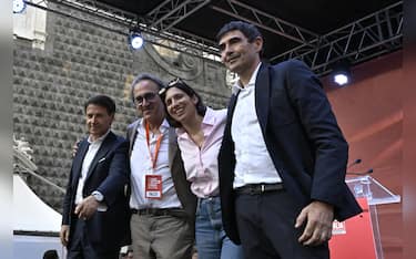 Da sinistra, Giuseppe Conte, Angelo Bonelli, Elly Schlein e Nicola Fratoianni durante una manifestazione del campo largo in piazza del Gesù, a Napoli, 8 luglio 2026. ANSA/CIRO FUSCO 