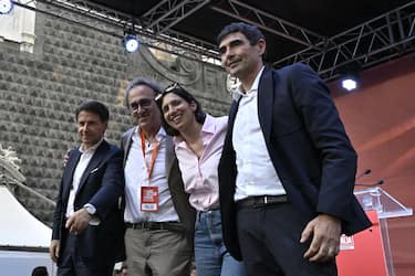 Da sinistra, Giuseppe Conte, Angelo Bonelli, Elly Schlein e Nicola Fratoianni durante una manifestazione del campo largo in piazza del Gesù, a Napoli, 8 luglio 2026. ANSA/CIRO FUSCO 