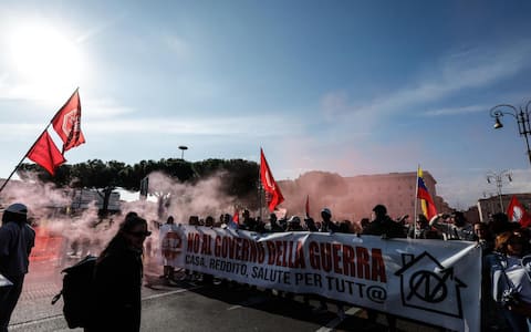 Manifestazione per lo sciopero generale organizzato da Usb, con lavoratori e studenti, contro l'economia di guerra e carovita, Roma, 30 ottobre 2026.
/////
Demonstration for the general strike organized by USB, featuring workers and students, protesting against the war economy and the high cost of living, Rome, Italy, 30 October 2026.
ANSA/GIUSEPPE LAMI
+++ATTENZIONE: NELLA FOTO POTREBBERO ESSERE RITRATTI DEI MINORENNI. L'ANSA METTE A DISPOSIZIONE DEI PROPRI ABBONATI QUESTA IMMAGINE, LASCIANDO LORO LA DECISIONE SULL'OPPORTUNITA' DI PUBBLICARLA+++
+++ATTENTION: MINORS MAY BE DEPICTED IN THIS PHOTO. ANSA IS MAKING THIS IMAGE AVAILABLE TO ITS SUBSCRIBERS, LEAVING IT TO THEM TO DECIDE WHETHER IT IS APPROPRIATE TO PUBLISH IT+++