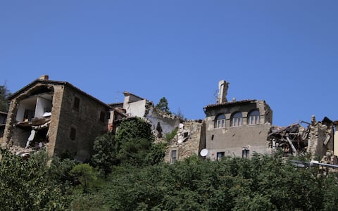 Foto di Arquata del Tronto sei anni dopo il sisma. Tra le immagini anche il sindaco Michele Franchi. La parte ancora tutta terremotata è il borgo antico. Ci sono anche area Sae e frazioni con gru dove la ricostruzione è avviata 
