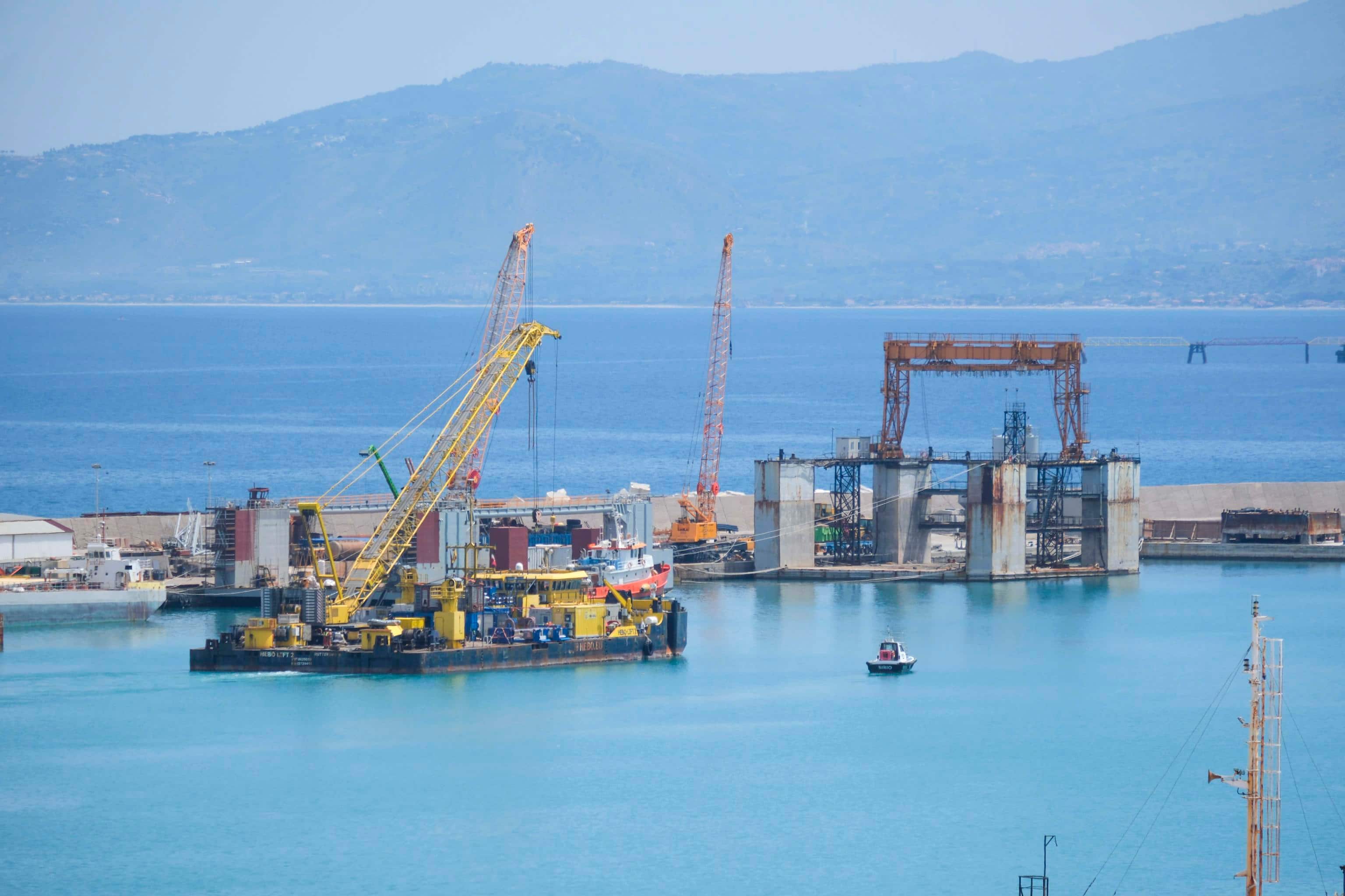 La gru galleggiante Hebo Lift 10 nel porto di Termini Imerese (Palermo)