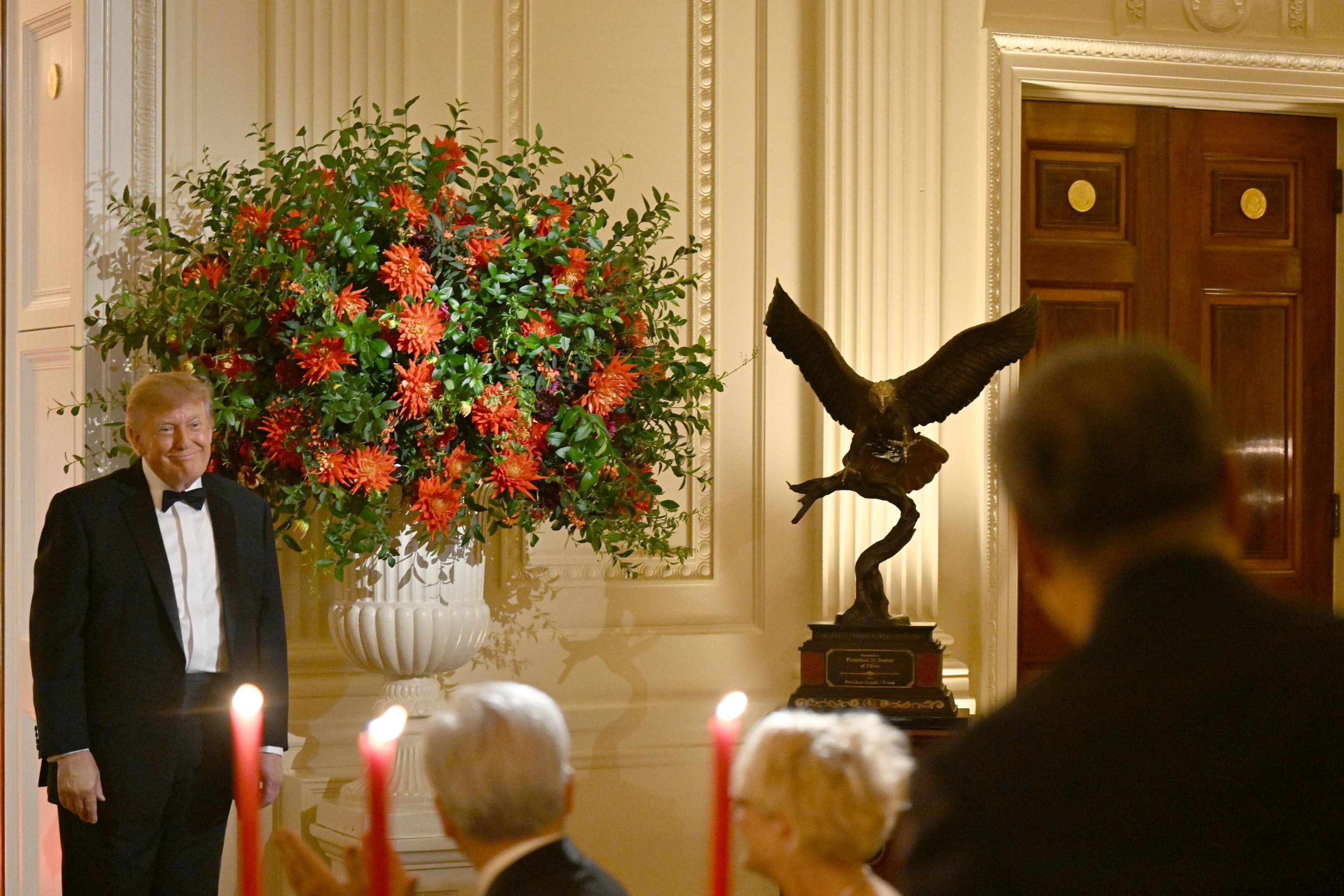 epa13261586 US President Donald J. Trump (L) makes remarks as he presents a statue of a bald eagle to President Xi Jinping of The People s Republic of China, as they exchange toasts during the State Dinner in the East Room of the White House in Washington, DC, USA, 24 September 2026.  EPA/Annabelle Gordon / POOL