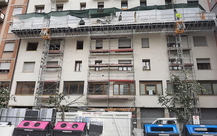 La veduta esterna del palazzo dove un uomo è morto durante un tentato furto in appartamento, Mestre, 10 agosto 2023. La vittima è uno dei tre malviventi che erano entrati nella casa. ANSA/ALBERTO BOCCANEGRA