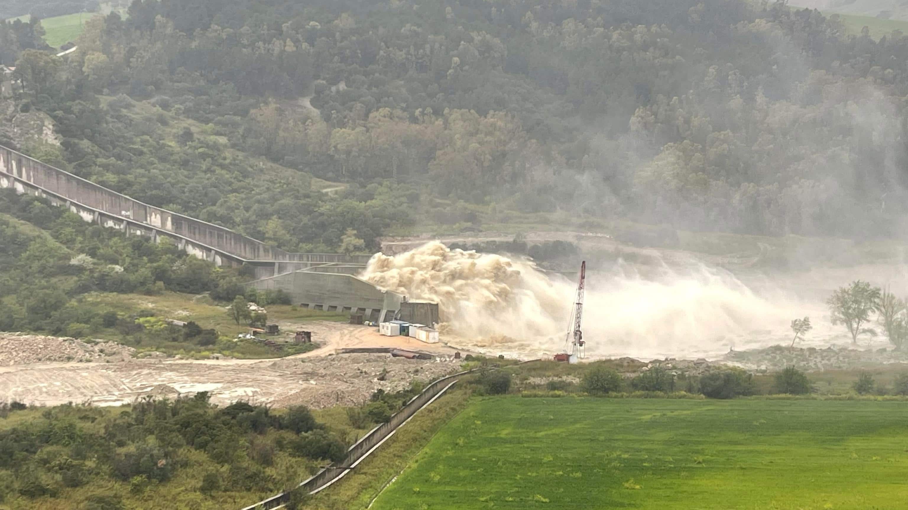 L'acqua defluisce dopo l'apertura delle paratie della diga di Liscione, per cui  stato attivato il piano d'emergenza acausa della forte ondata di maltempo che sta colpendo il Molise. Termoli (Campobasso), 1 aprile 2026. ANSA/NICOLA LANESE