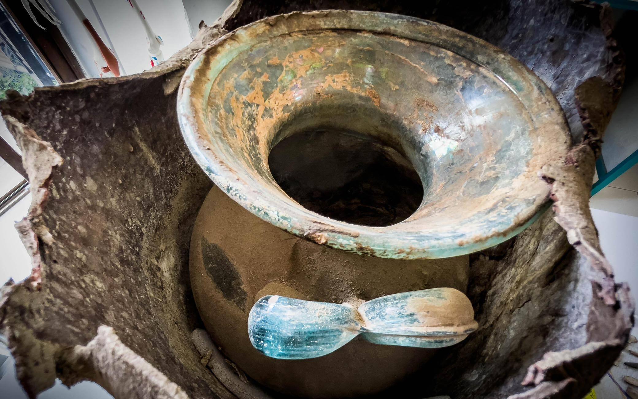 Rinvenuta una tomba con resti umani e suppellettili presso la necropoli di Porta Sarno, a est dell’antico centro urbano di Pompei. Sulla lastra marmorea posta sul frontone della tomba un’iscrizione commemorativa del proprietario Marcus Venerius Secundio richiama, straordinariamente, lo svolgimento a Pompei di spettacoli in lingua greca, mai prima attestati in maniera diretta. Si tratta dell’ultima scoperta di Pompei, avvenuta nel corso di una campagna di scavo promossa nell’area della necropoli di Porta Sarno, dal Parco Archeologico di Pompei e dall’Università Europea di Valencia Napoli 16 Agosto 2021. ANSA/CESARE ABBATE 