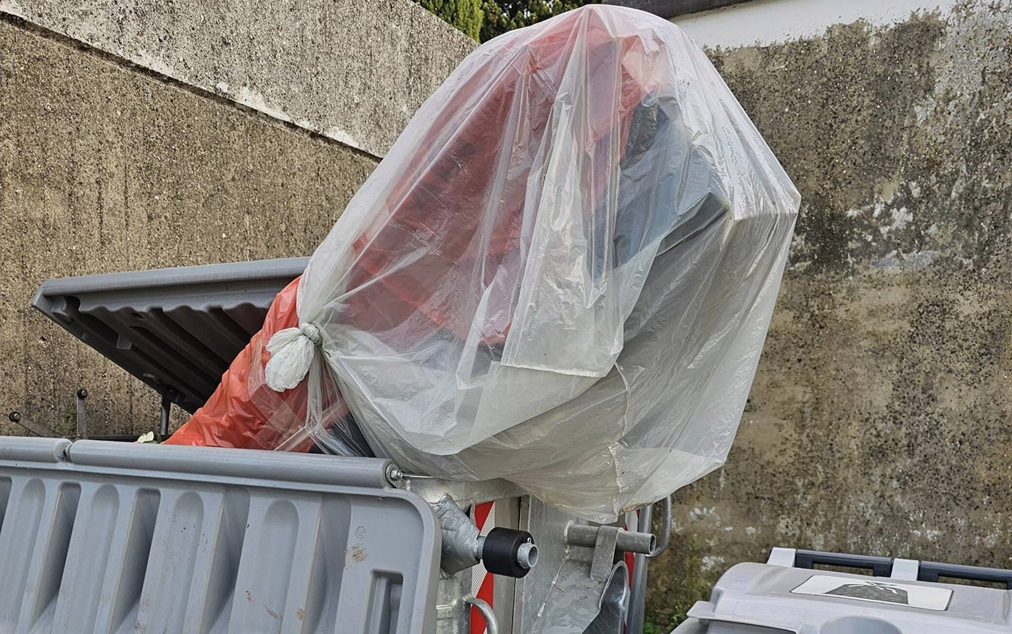 La bara ritrovata nel cassonetto a San Clemente